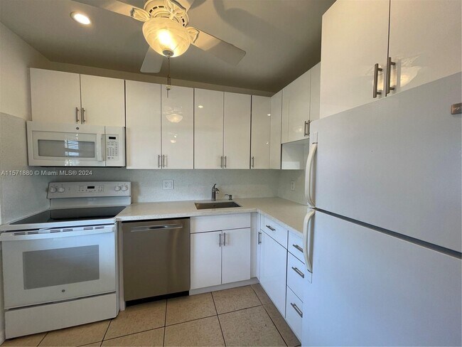 Building Photo - 7897 Golf Cir Dr