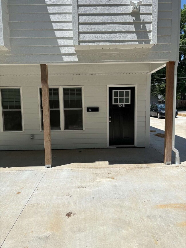 Building Photo - 708 N William St