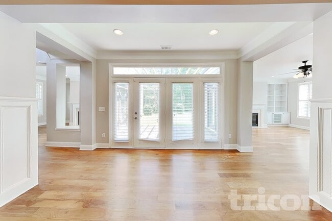 Building Photo - 4384 Challedon Dr