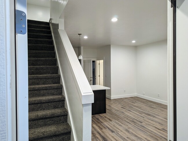 Entryway - 402 W 100 S
