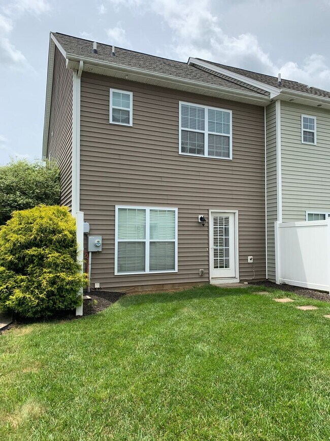 Foto del edificio - 2 Bedroom, 2.5 Bath Townhouse with detached one-car garage