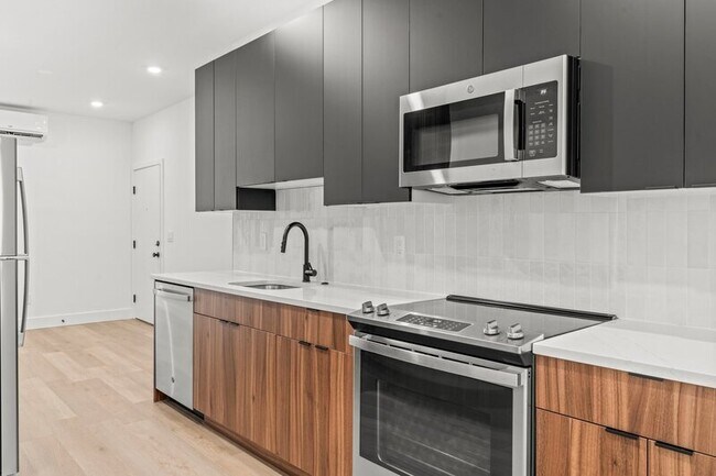 Building Photo - 4710 Woodland Ave