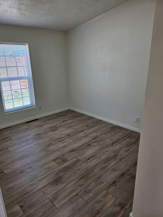 Foto del edificio - ALL PROSPECTIVE TENANTS MUST SUBMIT A $58 ...