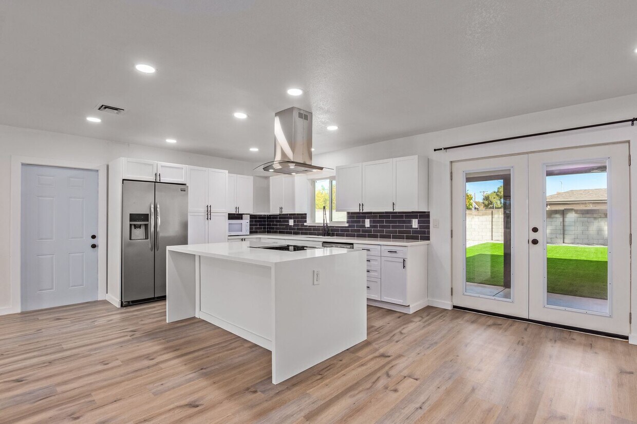 Foto principal - 4 bedroom 2 bath remodeled house for rent ...