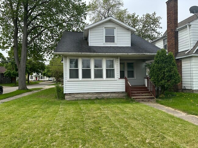 Building Photo - 1703 W Saginaw St