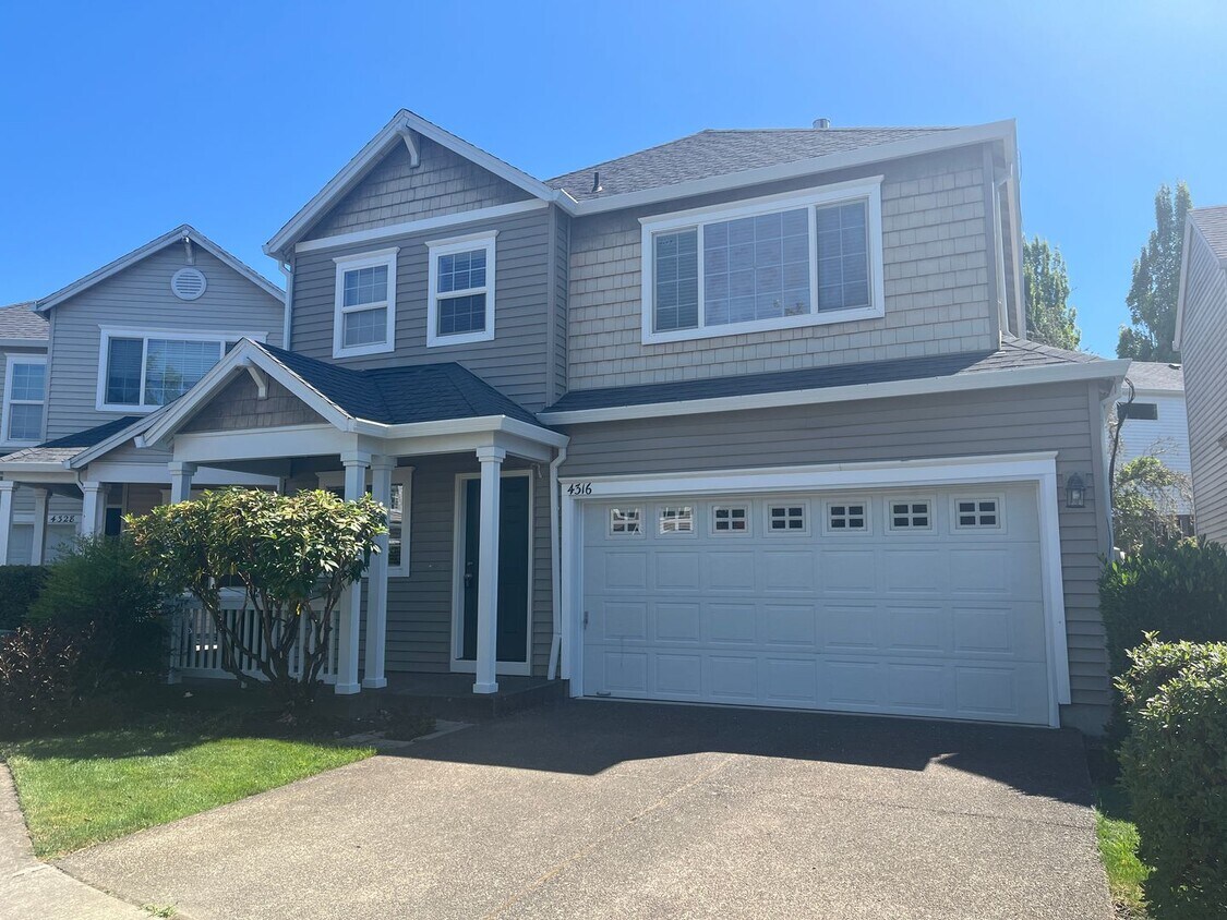 Foto principal - Beautiful Cul-de-Sac Home with New Carpet,...