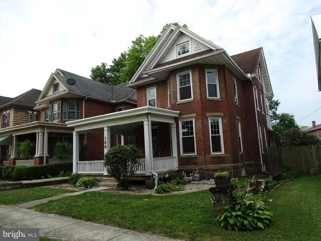 Building Photo - 108 Commerce St