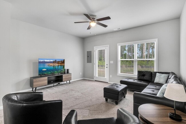 Building Photo - Buckhorn Townhome Available in February!