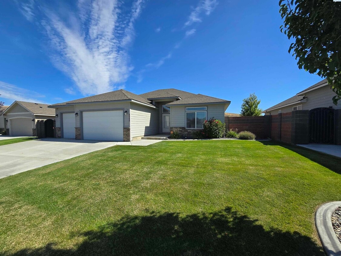 Primary Photo - 6 Month Rental in Apple Valley with Lawn C...