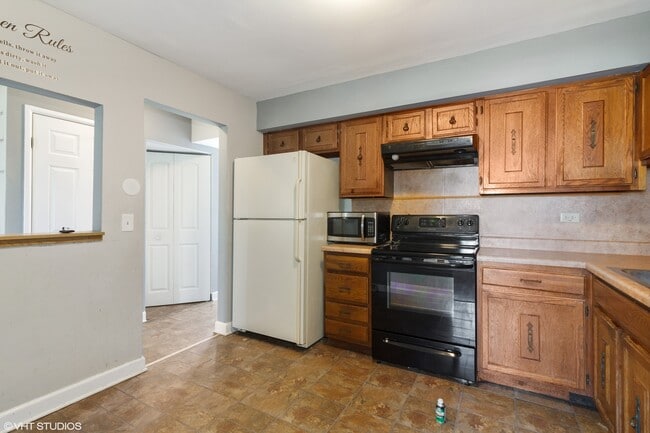 Building Photo - 605 Hughes Pl