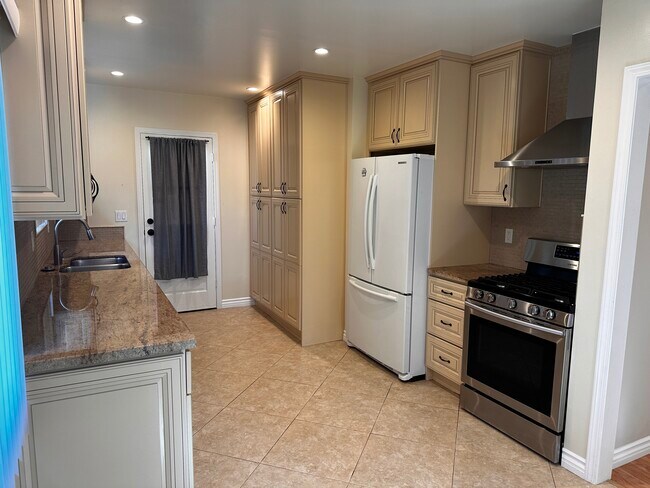 Building Photo - 2114 Dufour Ave