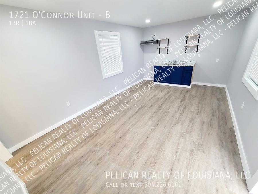 Building Photo - 1 Bed | 1 Bath | UPSTAIRS APARTMENT in Gre...