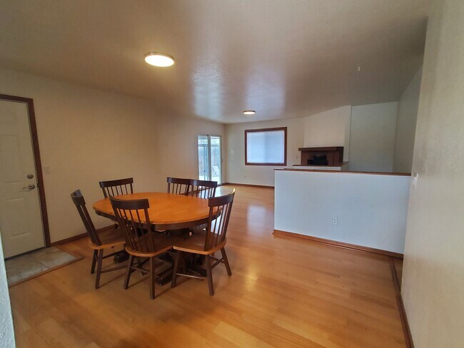 Building Photo - Beautiful 4 Bedroom Home with Large Baseme...