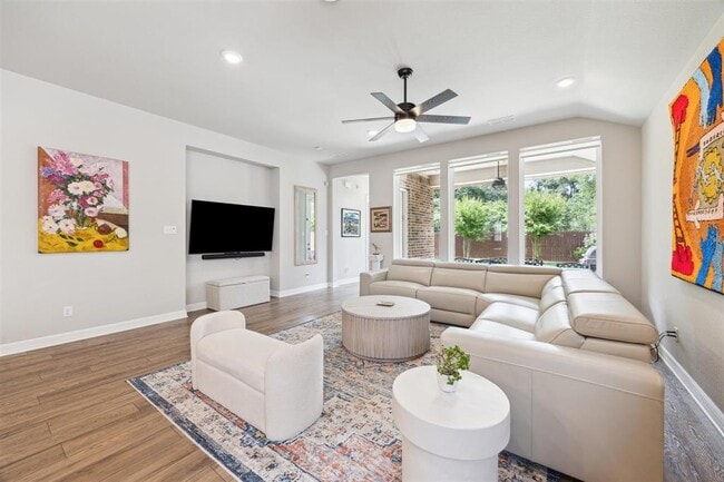 Foto del edificio - 9727 Birchwood Holw Trl