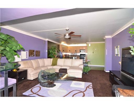 Sala y cocina. - 800 S Gulfview Blvd