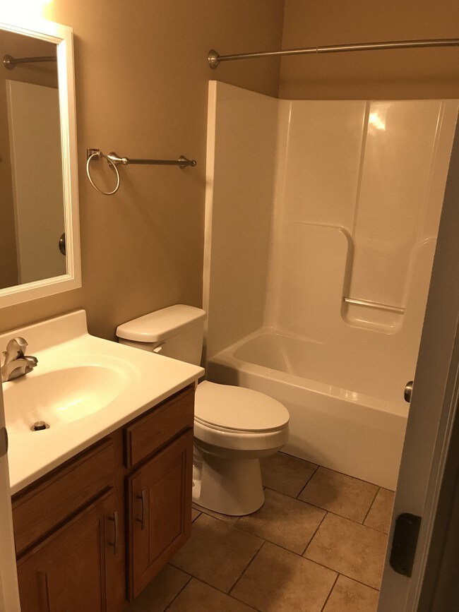 Second bath - 524 Broadway Ave