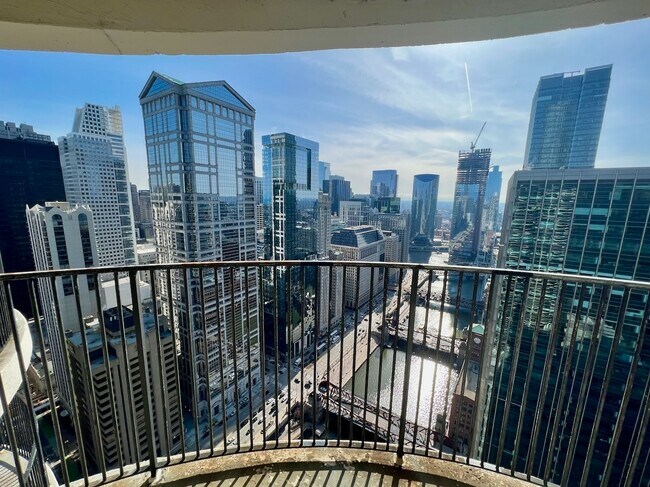 Foto del edificio - 300 N State St