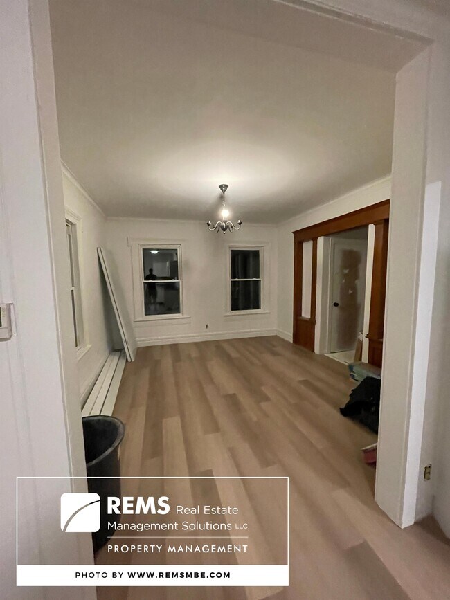 246 N Walnut St Unit Lower Right, Reedsburg, WI 53959 Room for Rent