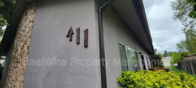 Foto del edificio - 411 SE Riverside Ave