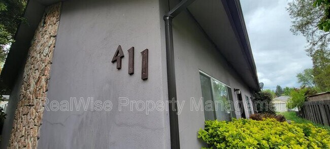 Building Photo - 411 SE Riverside Ave