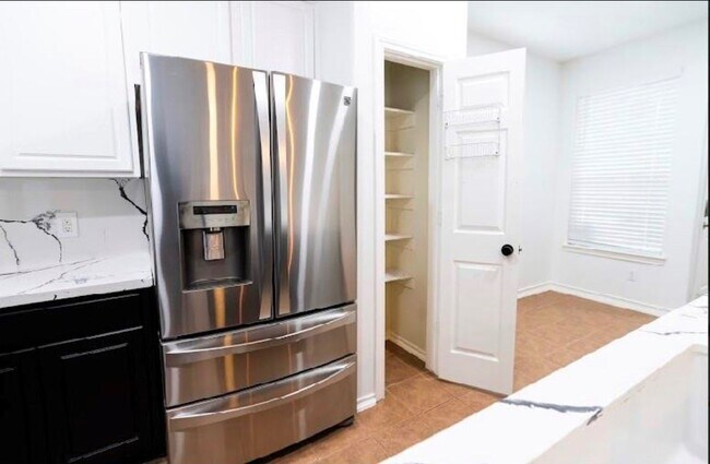 Building Photo - 14413 Rosehedge Ct