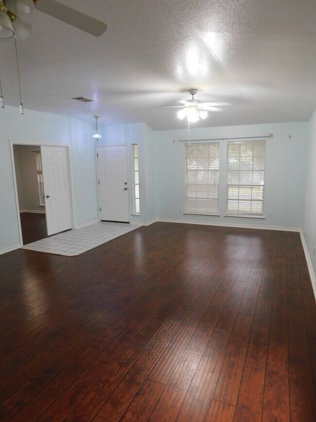 Building Photo - 1301 Leah Ln