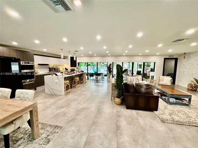 Foto del edificio - 2305 Magnolia Dr