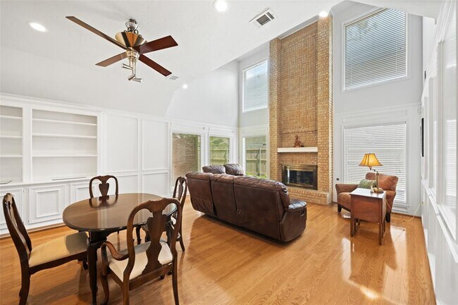 Foto del edificio - 6923 Mossridge Dr