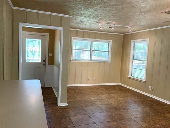 Building Photo - 3/2 with fenced yard and covered parking