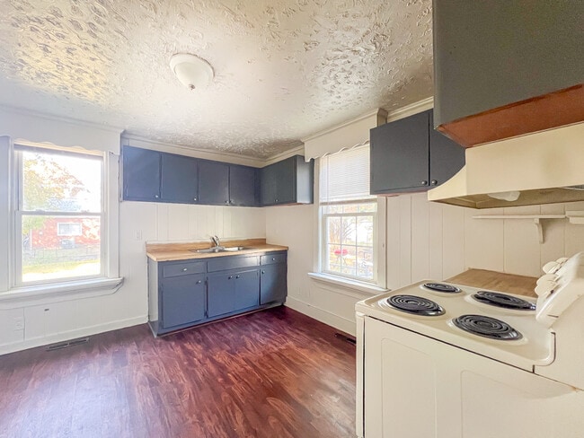 Building Photo - 142 Windsor Ave