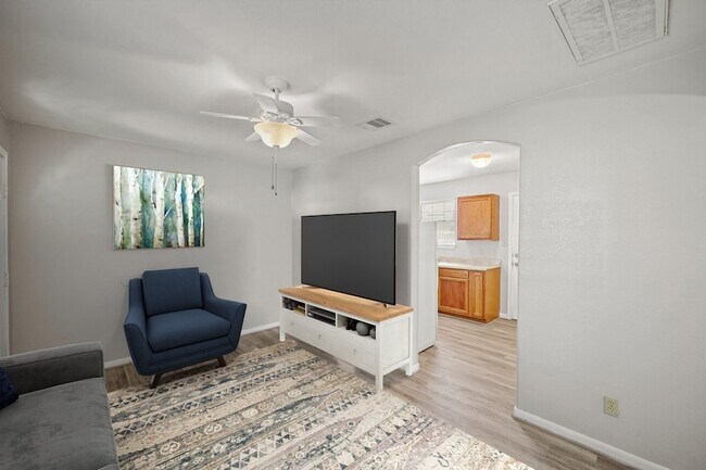Building Photo - 4636 Mayflower St