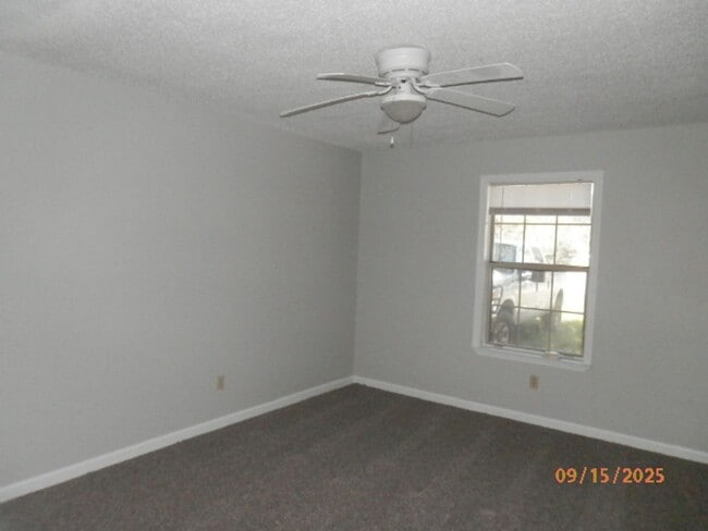 Building Photo - 631 Windhaven Dr