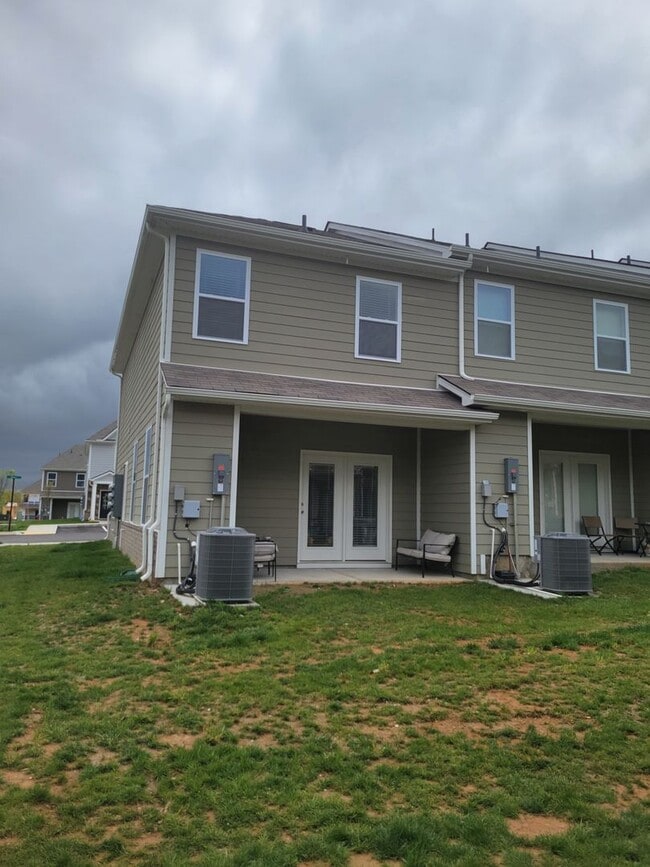 Building Photo - COMING SOON! Beautiful Townhome in Columbi...