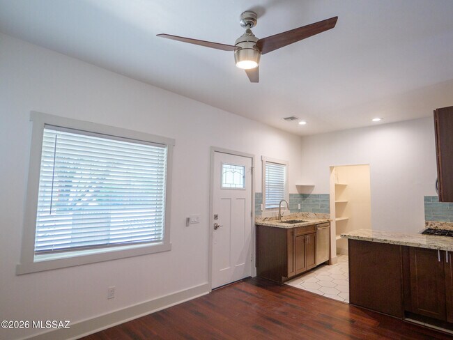 Foto del edificio - 120 E 18th St