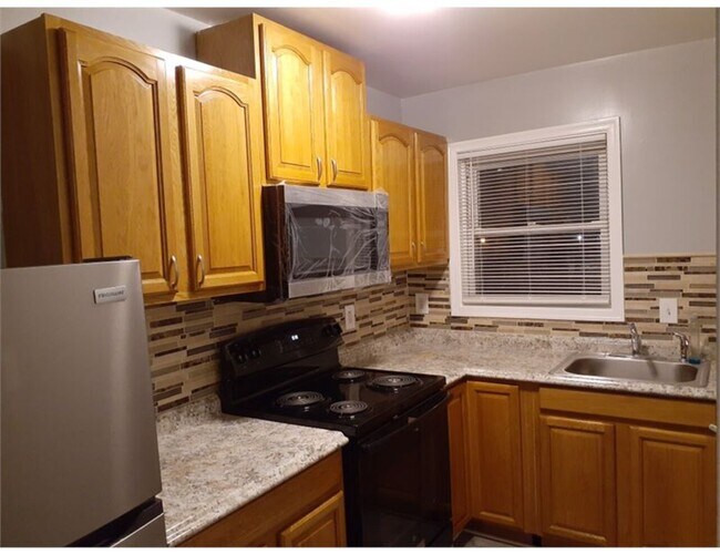 Building Photo - 807 Stoll Street Unit 1