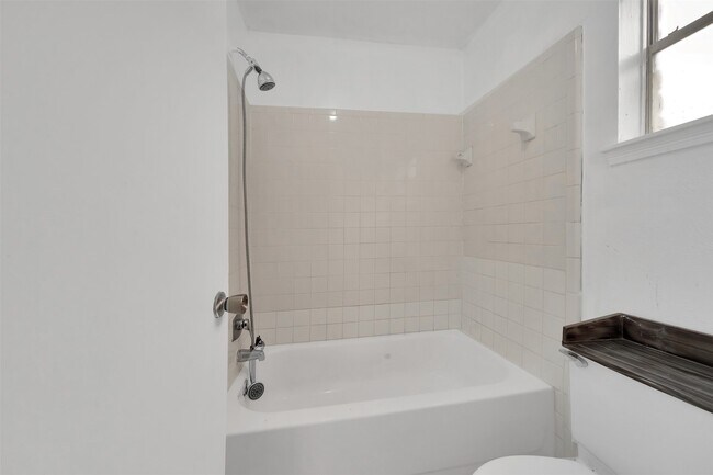 Foto del edificio - 14830 Keelby Dr