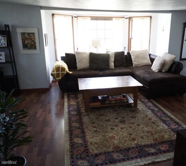 Building Photo - 2 br, 2 bath House - 5315 N Milwaukee Rive...
