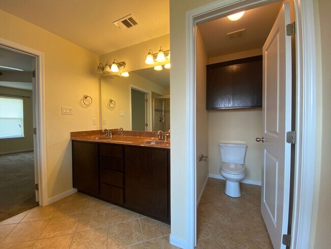 Building Photo - Huge 4 bedroom plus study house with gourm...