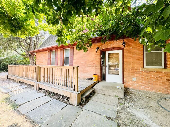 Foto principal - Beautiful 3 Bed 1.5 Bath Townhome in a Ren...