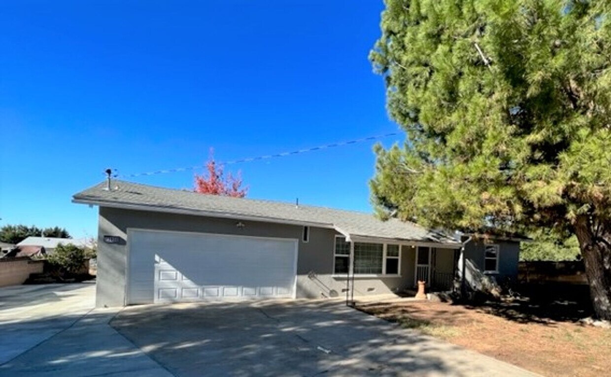 Primary Photo - **Pending**3 Bedroom + Sunroom Property wi...