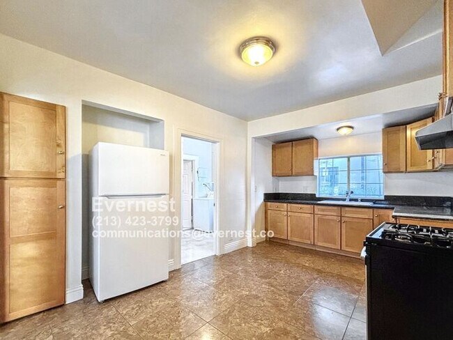 Foto del edificio - Charming 2-Bedroom Home with Garage and Ba...