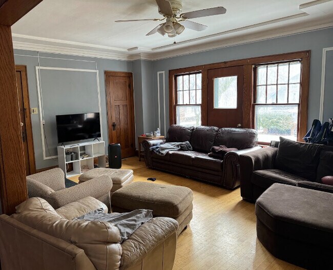 Living/Rec Area - 2975 N Newhall St