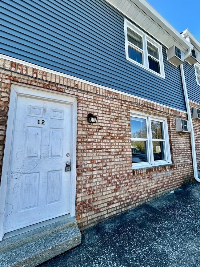 Building Photo - 190 Macey Ave
