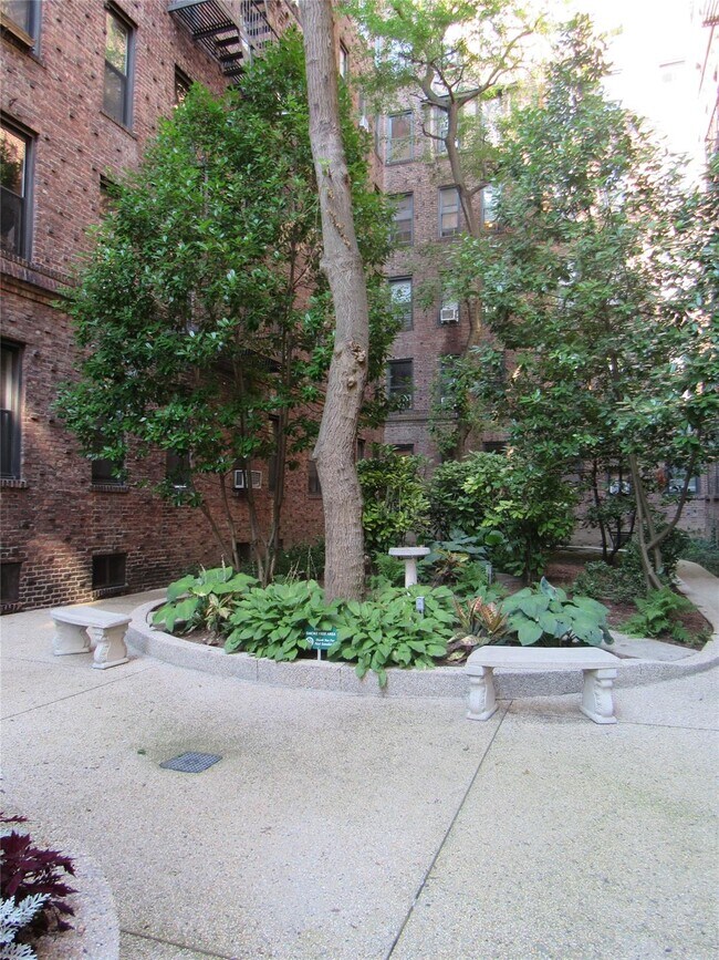 Foto del edificio - 8315 116th St