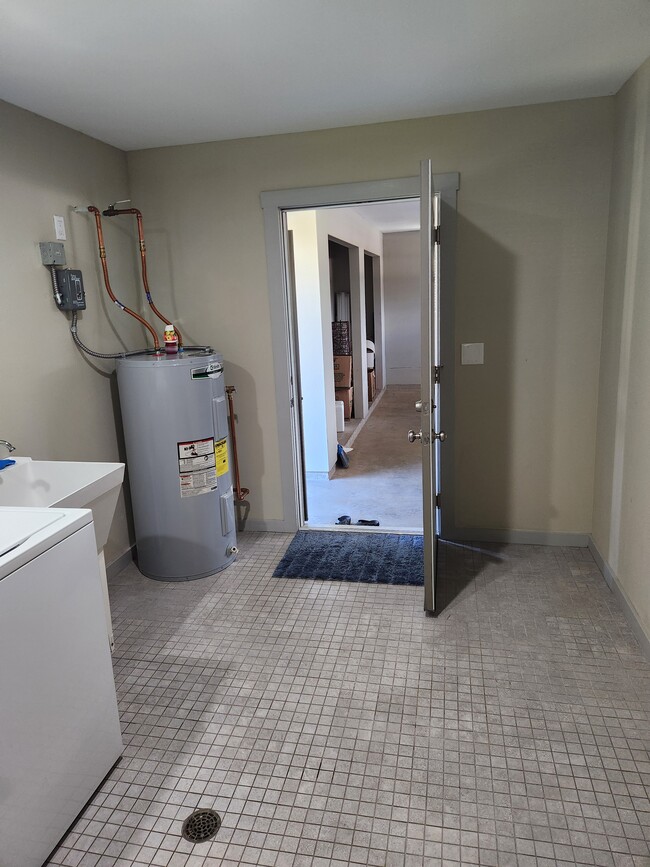 Building Photo - 381 S Kamehameha Ave