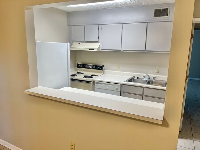 Building Photo - Lakewood Commons Condominiums L102