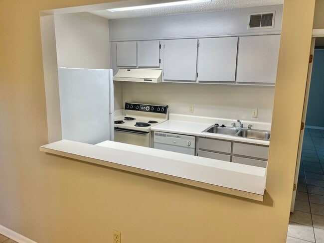 Foto del edificio - Lakewood Commons Condominiums L102