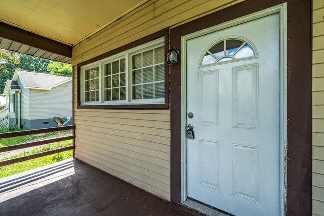 Foto del edificio - Now Available! Newly Renovated 4-Bedroom H...