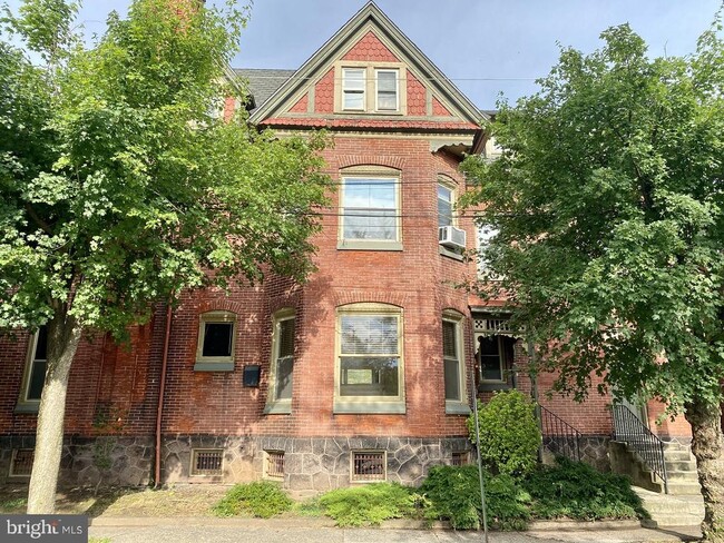 Building Photo - 344 King St