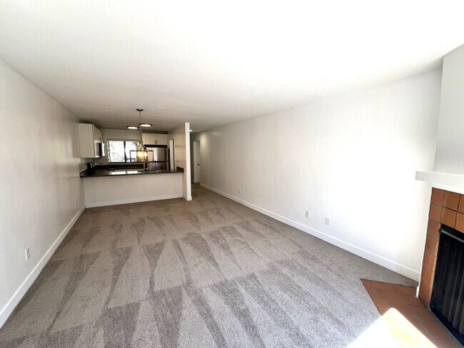 Building Photo - TWO BEDROOM / TWO BATH UPDATED UPPER UNIT ...